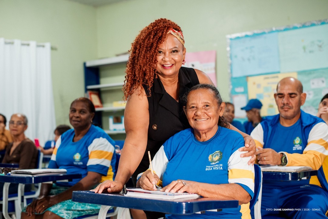 Entre cadernos, sonhos e afeto, mãe volta a estudar aos 74 anos com apoio da filha