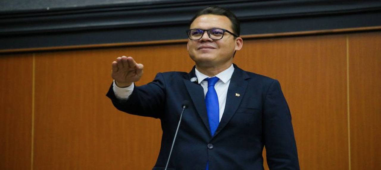 Mesa Diretora empossa Rogério Borges no cargo de deputado estadual
